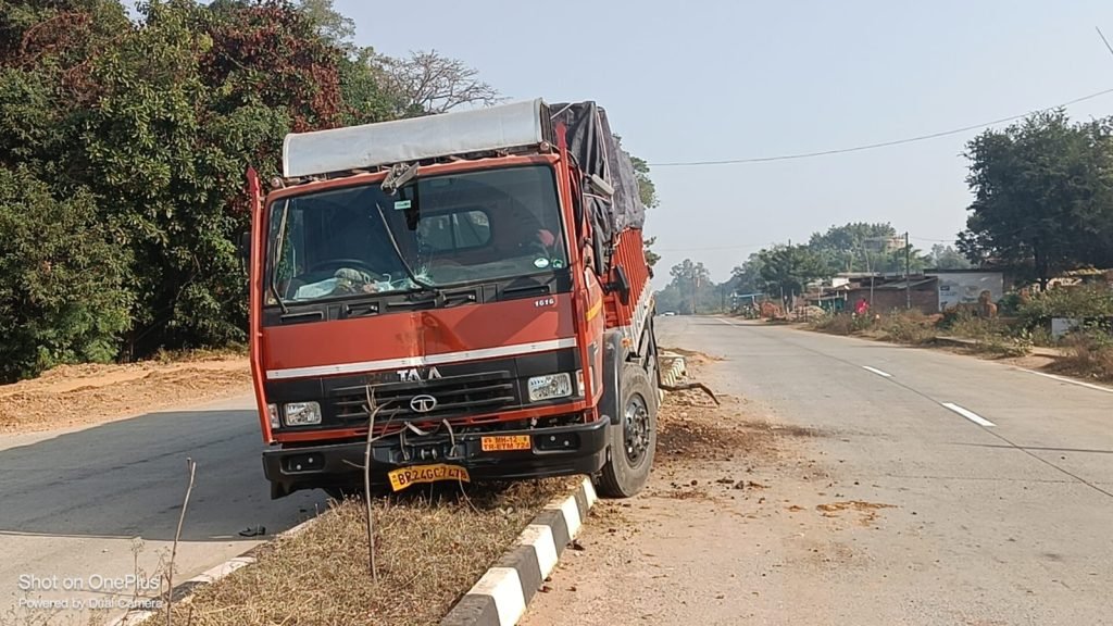 रजपुरीकलां NH 130 पर चावल लोड टाटा 1616 ट्रक डिवाइडर के ऊपर जा चढ़ा,नहीं हुई कोई जनहानि, बाल बाल बचे चालक।