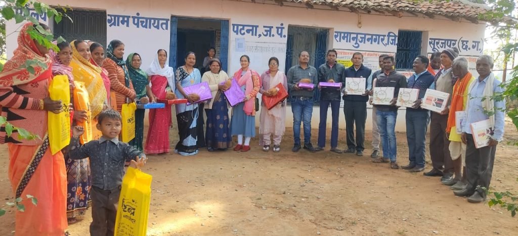 मितानिन एवं स्वास्थ्य कार्यकर्ताओं को साड़ी साल श्रीफल देकर किया गया सम्मानित