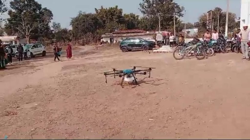 ड्रोन से नैनो यूरिया का छिडकाव’’ के डेमो का विकसित भारत संकल्प यात्रा शिविर स्थल पर हो रहा प्रदर्शन