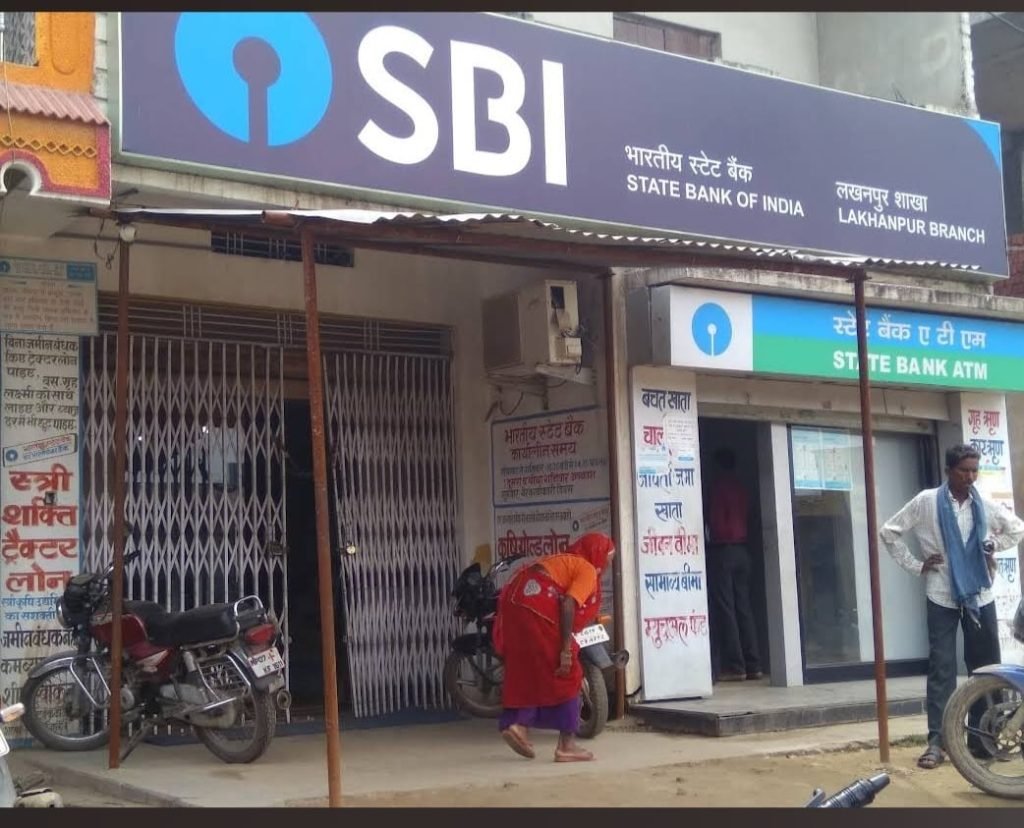 लखनपुर- भारतीय स्टेट बैंक शाखा लखनपुर के ग्राहक सेवा केंद्र हितग्राहियों से आधार कार्ड से पैसा निकालने पर मनमानी पैसा वसूला जा रहा है ।