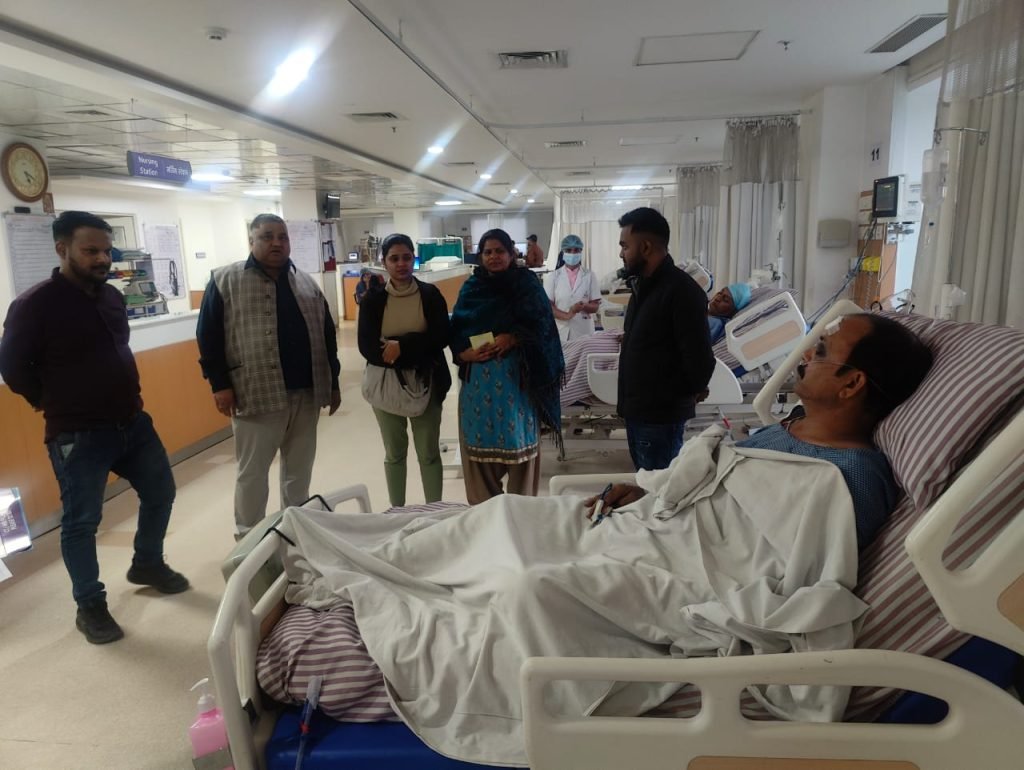 अंबिकापुर विधायक राजेश अग्रवाल भाजपा कार्यकर्ता संजय गुप्ता एवम देव कुमार का स्वास्थ का जायजा लेने पहुंचे रामकृष्ण हॉस्पिटल रायपुर