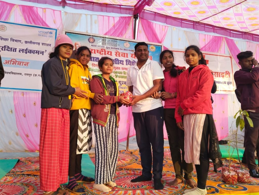 पौधा भेंटकर किया योगाचार्यों का सम्मान, दिया प्रकृति प्रेम का संदेश