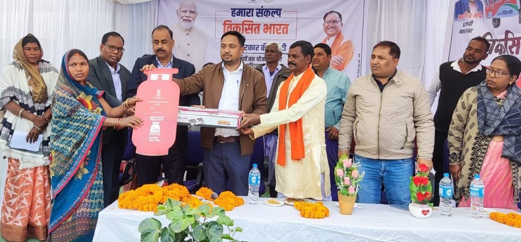 विकसित भारत संकल्प यात्रा में उज्जवला योजना से लाभान्वित हो रहे हैं हितग्राही