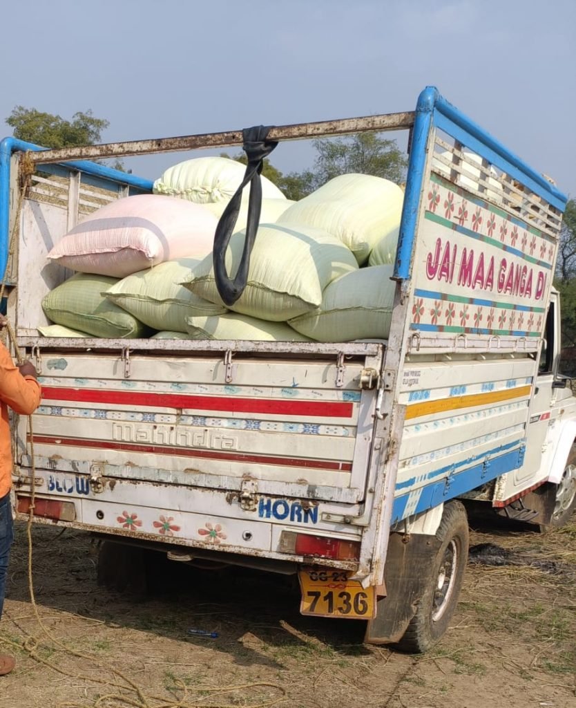 सूखा प्रभावित सीनापाली क्षेत्र में बाइकर्स गैंग की मदद से धडल्ले से पार हो रहा ओडिसा का धान।