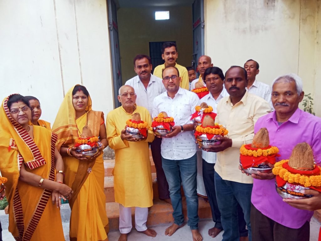 भजन कीर्तन के साथ गांवों में अक्षत कलश का हुआ भव्य स्वागत