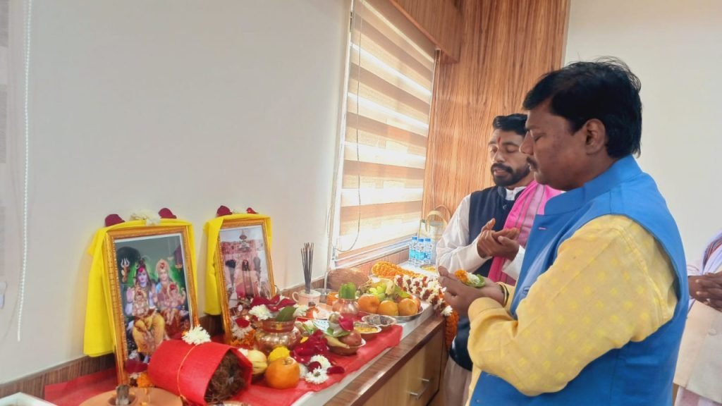 रायपुर : वन मंत्री केदार कश्यप ने माई दंतेश्वरी और ईष्टदेव की पूजा-अर्चना कर किया पदभार ग्रहण