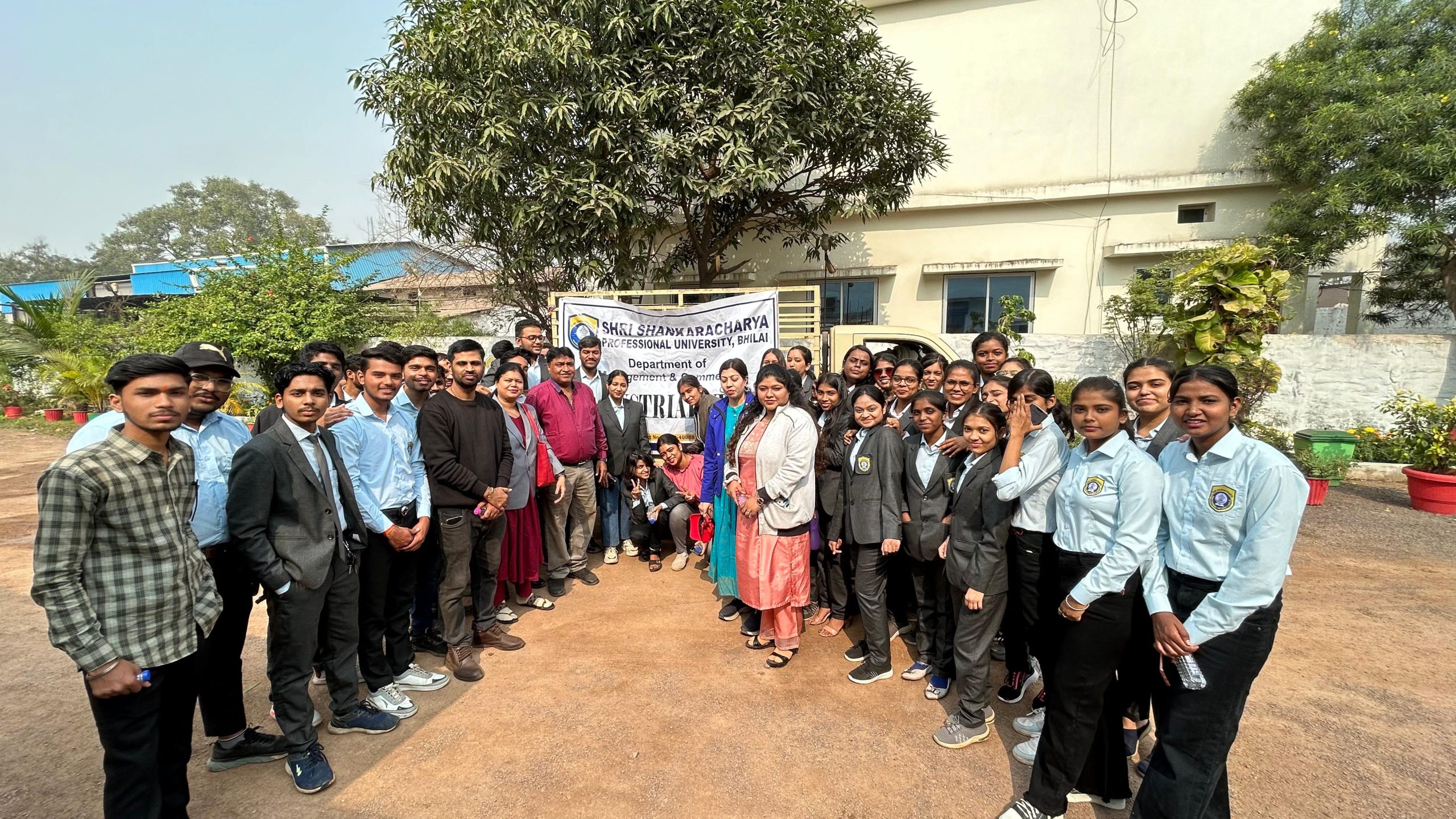 शैक्षणिक भ्रमण में विद्यार्थियों ने जाना मिनरल वाटर बनाने की प्रकिया