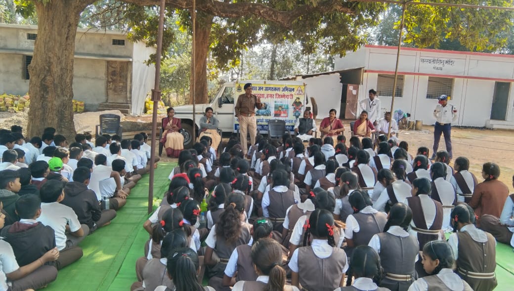 अभियान के तहत आज मोहला में सरस्वती शिशु विद्या मंदिर के स्टाफ एवं छात्र-छात्राओं को यातायात नियमों की जानकारी दिया गया