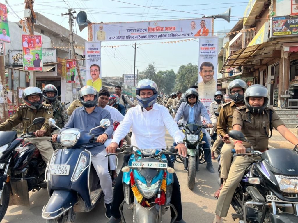 पुलिस ने हेलमेट लगाकर बाइक से निकाली जागरूक रैली: नपा अध्यक्ष एवं अतिरिक्त पुलिस अधीक्षक ने लोगों से की यातायात नियमों का पालन करने की अपील