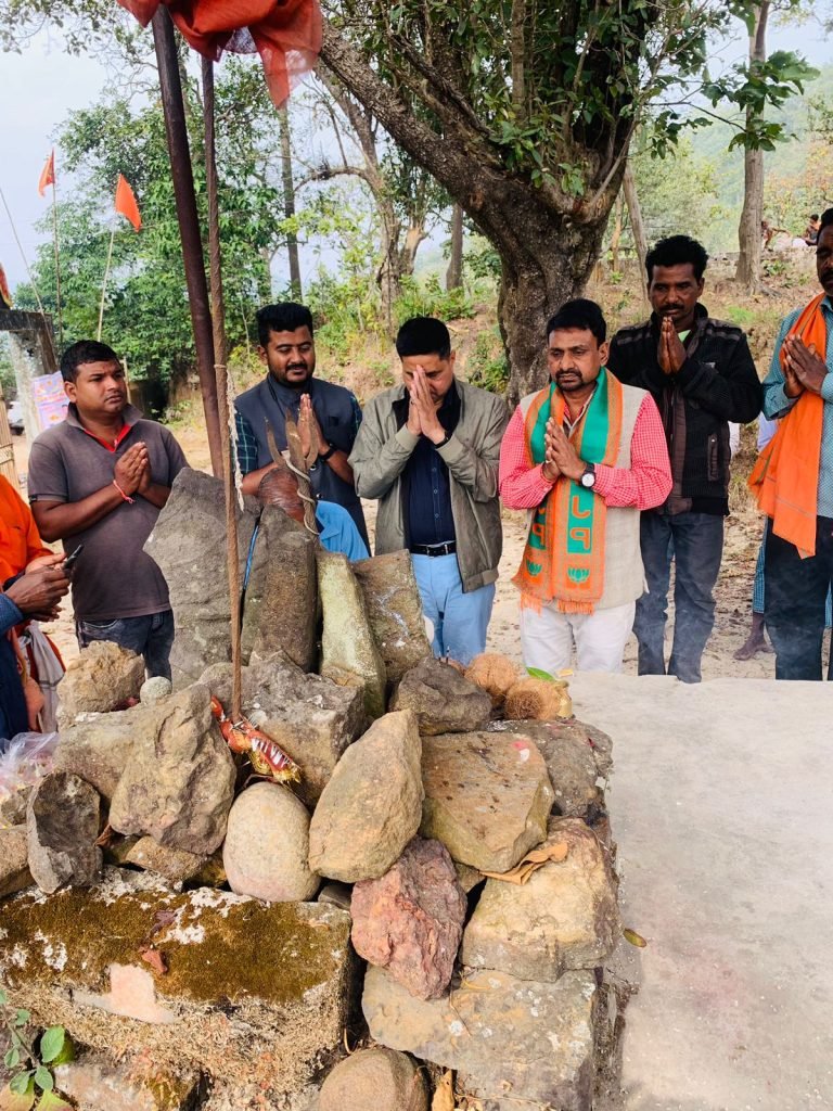 झगड़ाखांड धाम एवम भकूरमा देव तीर्थ स्थल में क्षेत्र वासियों के लिए पूजा अर्चना कर की गई खुशहाली की कामना !