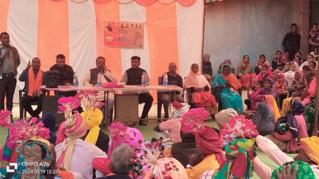 लूंड्रा विधायक प्रबोध मिंज अपने क्षेत्र कुंवरपुर का किया दौरा, आभार प्रकट में किया गया भव्य स्वागत, कुंवरपुर के लोग ऐसा विधायक पाकर हुए खुश।