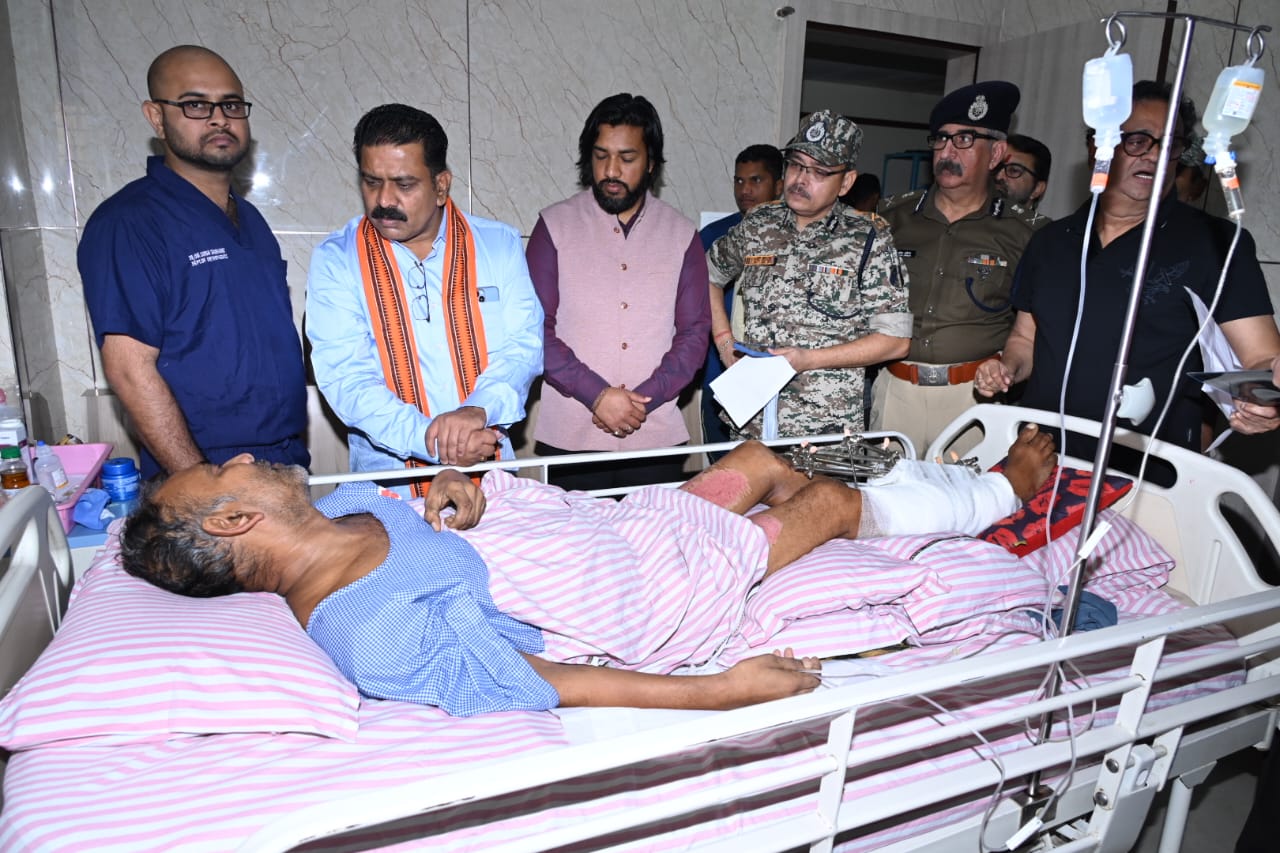रायपुर : बीजापुर घटना में घायल जवान की पत्नी से गृह मंत्री ने कहा, बहन यह पीड़ा हम सबकी है हम अपने जवानों के साथ हर स्थिति में खड़े हैं