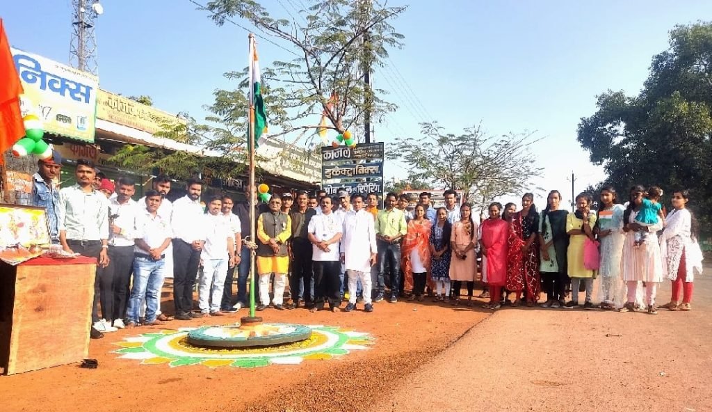 तामासिवनी के बस स्टैंड में प्रन्टिंग प्रेस व्यापारी वेलफेयर एसोसिएशन एव आइसेक्ट कम्प्यूटर एजुकेशन इंस्टीट्यूट के तत्वावधान में गणतंत्र दिवस मनाया