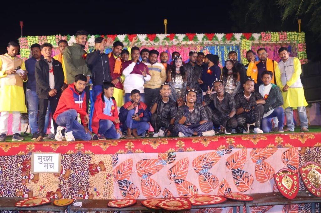 लोहझर डांस मंच में रायगढ़ जिला से भोला डांस ग्रुप ने बाजी मारी