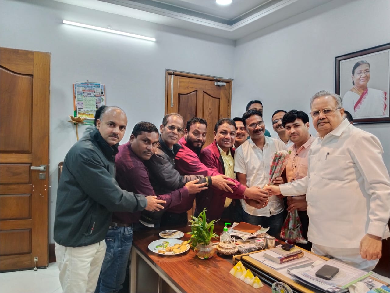 विधानसभा अध्यक्ष डॉ रमन सिंह, स्कूल शिक्षा मंत्री बृजमोहन अग्रवाल का टीचर्स एसोसिएशन ने किया स्वागत