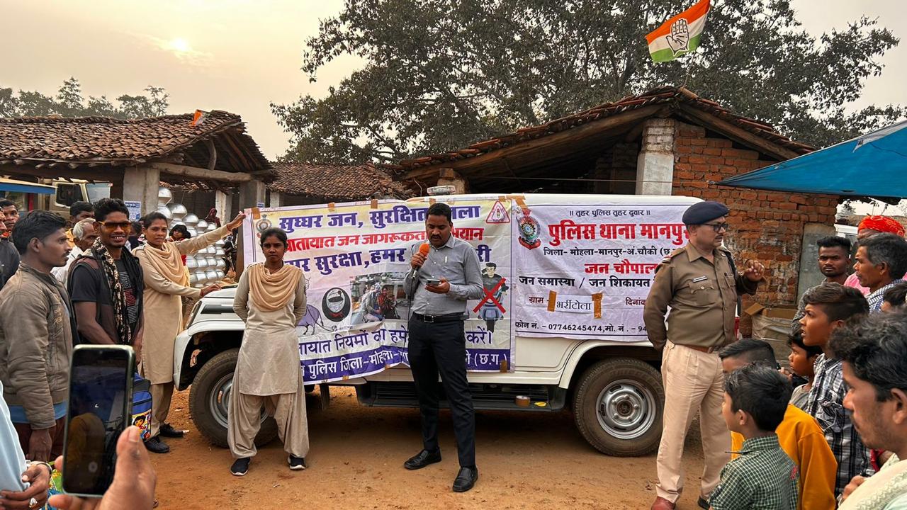 थाना मानपुर क्षेत्र अंतर्गत भर्रीटोला साप्ताहिक बाजार में किया गया यातायात जन जागरुकता अभियान का आयोजन