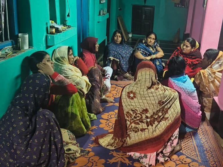 भाजपा नेता के प्रताड़ना से तंग आकर किसान ने की आत्महत्या, परिजनों से मिलने पहुंची छन्नी साहू।