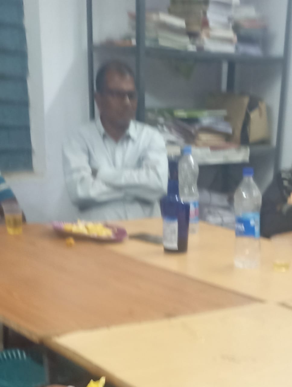 शाला भवन में शराब पीते प्राचार्य का वीडियो वायरल, कलेक्टर ने की त्वरित कार्यवाही