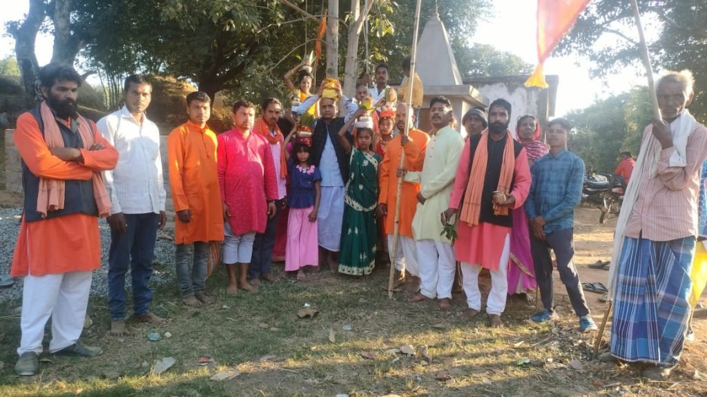 ग्राम तुनगुरी में अक्षत कलश को लेकर गांव में किया भ्रमण, भगवान श्रीराम जी के लगाए जयकारे।