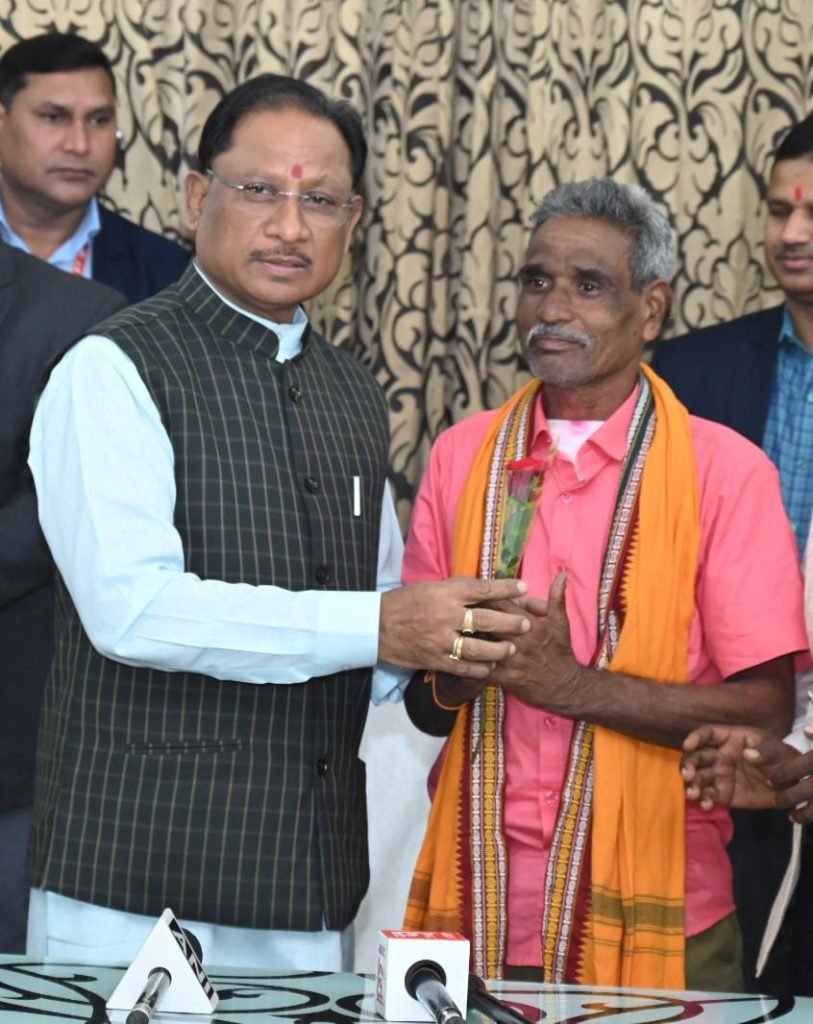 जूते-चप्पल पहने किसी को आता देखकर बिरहोर भाग जाते थे, उनसे जुड़ने जागेश्वर यादव ने ली जीवन भर नंगे पाँव रहने की शपथ