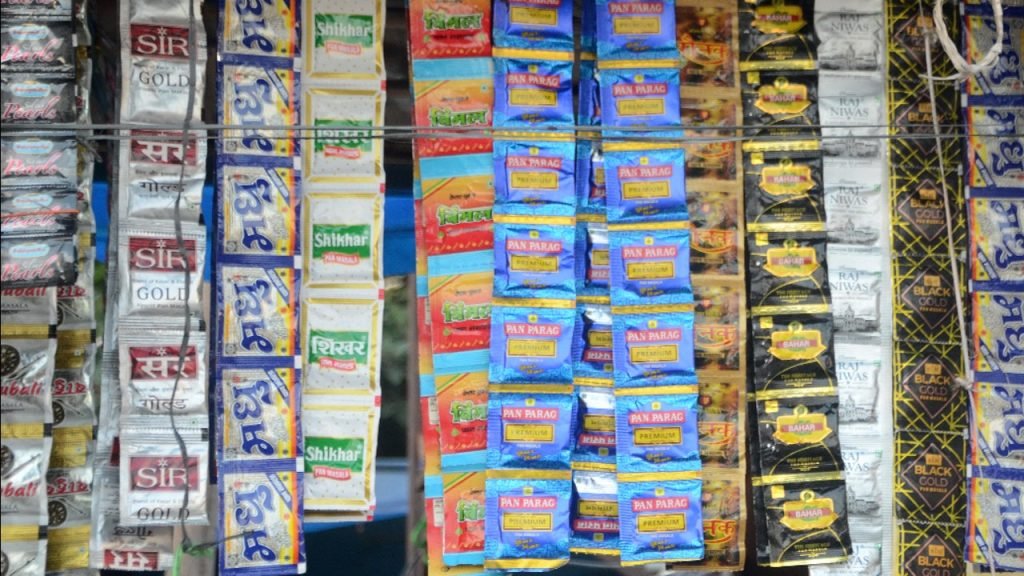 अंचल में दु्रत गति से चल रहा गुटखा, महासमुंद-राजिम के रास्ते लाखों का गुटखा व्यवसाय बना लाखों की अवैध कमाई का श्रेष्ठ साधन, खाद्य एवं पुलिस विभाग की मिलीभगत से ही संभव