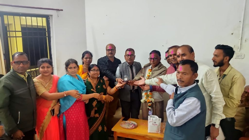 सहकारी बैंक के सुपरवाईजर टीकाराम साहू को सेवानिवृत्त होने पर बैंक में दी गई बिदाई