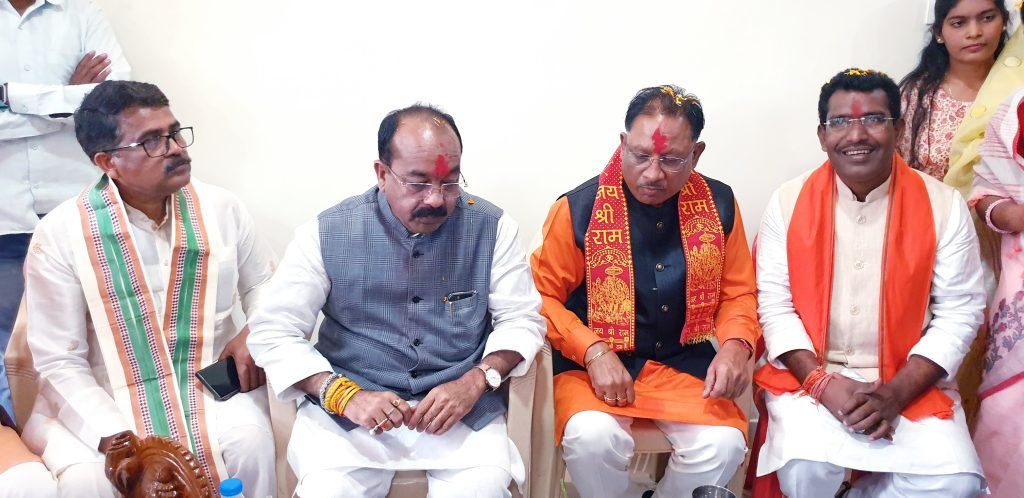 राजिम पहुँचने पर मुख्यमंत्री और उपमुख्यमंत्री का विधायक रोहित साहू के निवास में हुआ भव्य स्वागत