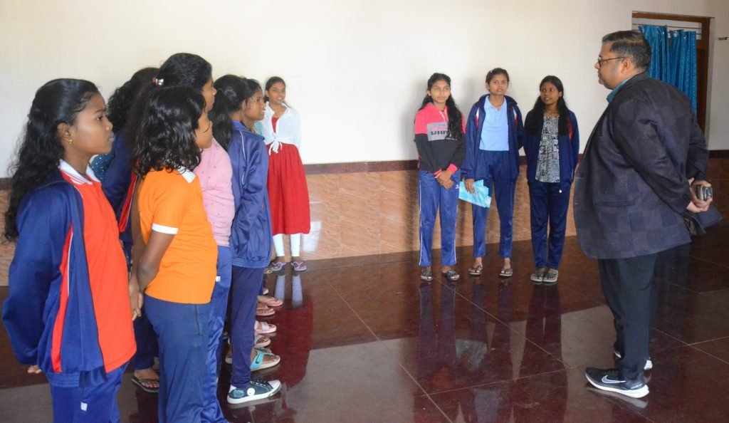 कलेक्टर श्री अग्रवाल औचक निरीक्षण में पहुंचे एकलव्य आवासीय विद्यालय कोसमबुड़ा और छात्रावास में अव्यवस्था पाए जाने पर जताई गहरी नाराजगी