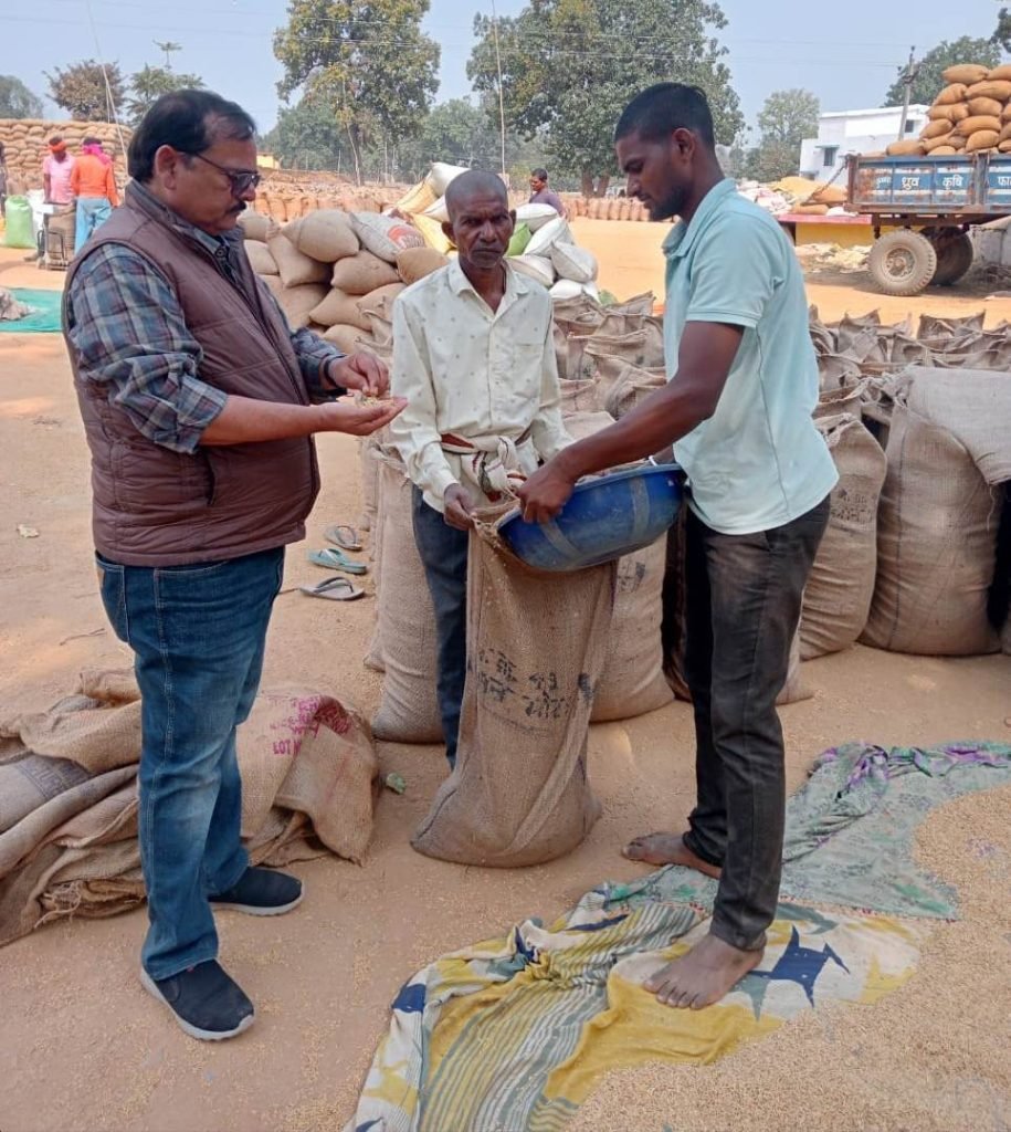 कलेक्टर के निर्देश पर नोडल अधिकारी उपार्जन केन्द्रों में जाकर कर रहे है भौतिक सत्यापन