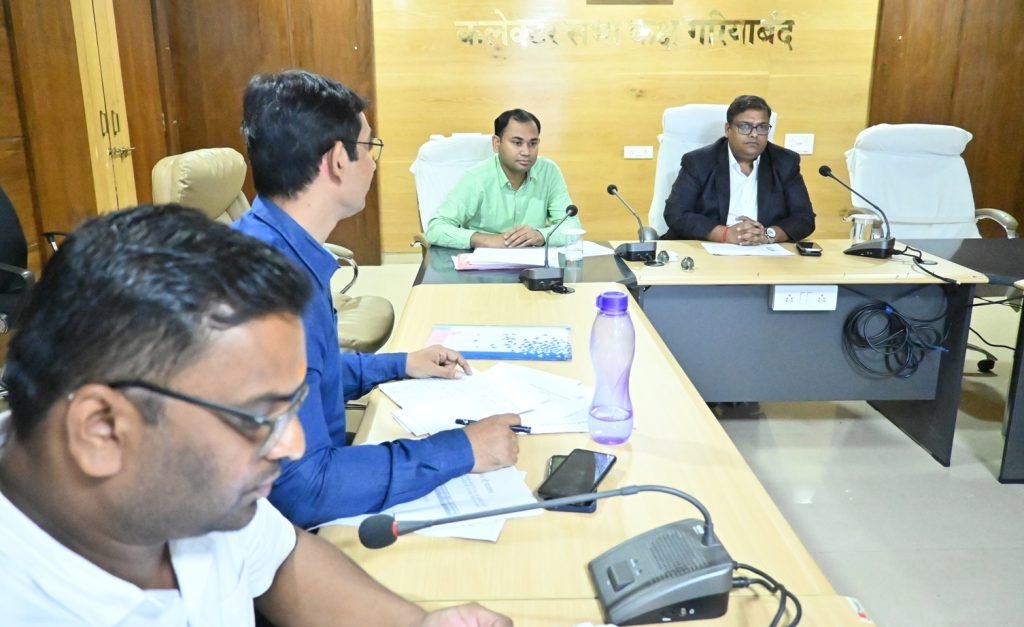 जिले में अवैध धान भण्डारण एवं परिवहन पर करे कड़ी कार्यवाही- कलेक्टर दीपक अग्रवाल