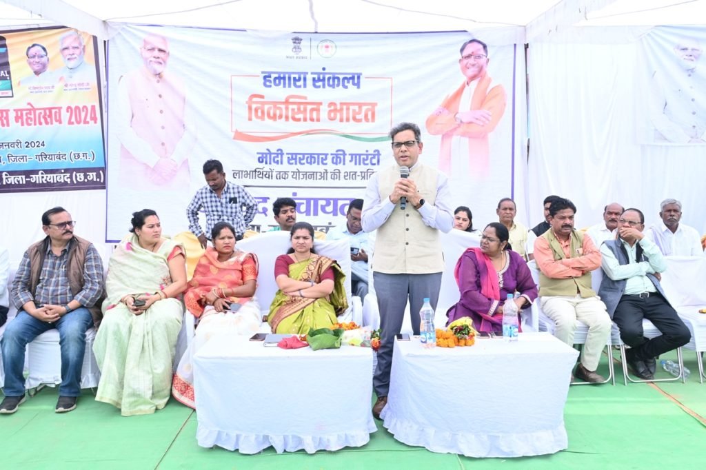 संयुक्त सचिव पंकज बोड़खे विकसित भारत संकल्प यात्रा के तहत ग्राम देवरी और सिवनी पहुंचे