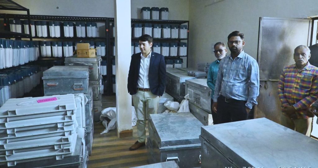 जिला निर्वाचन अधिकारी आकाश छिकारा ने ईवीएम-वीवीपेट वेयरहाउस का किया निरीक्षण