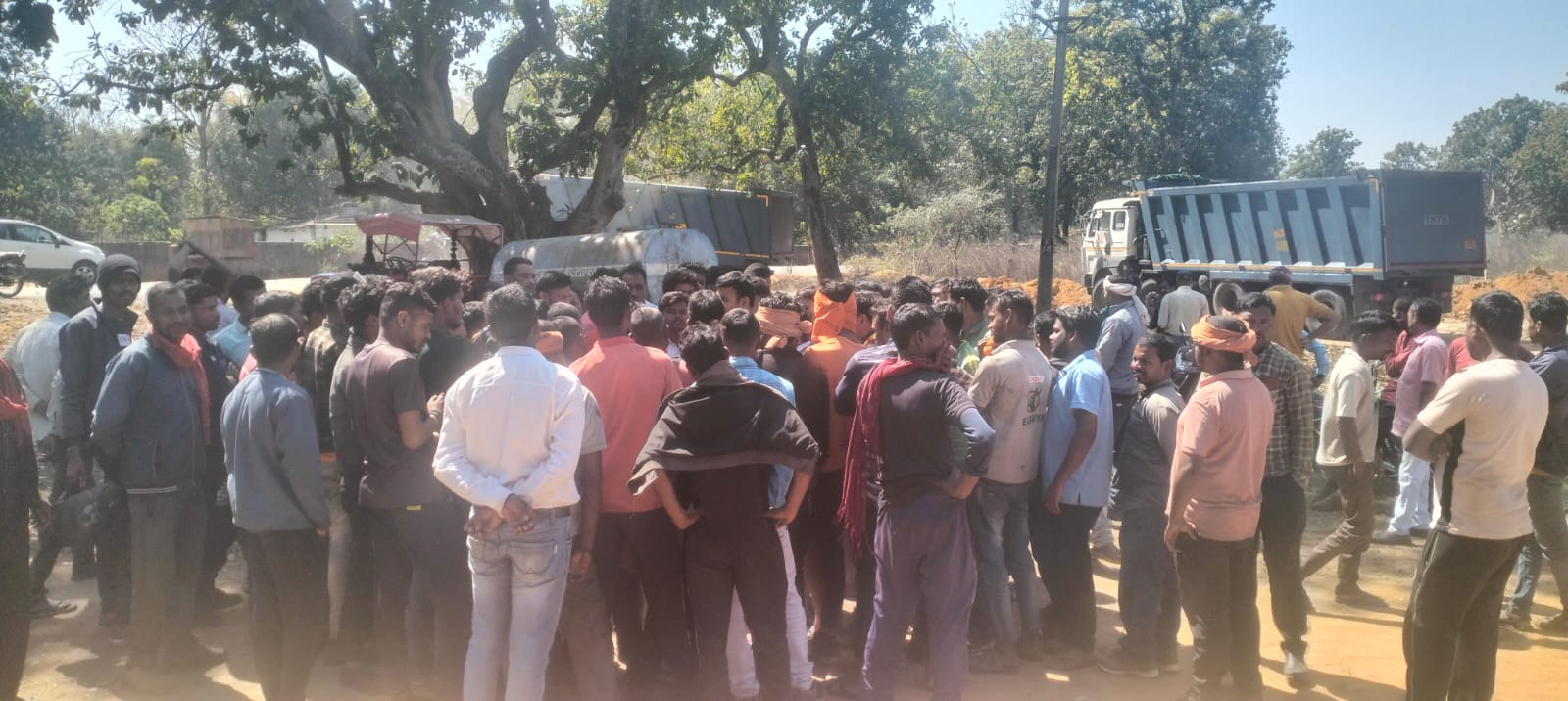 सात घंटे के संघर्ष के बाद कोल ट्रांसपोर्ट के खिलाफ की जा रही अनिश्चित कालीन हड़ताल हुआ खत्म