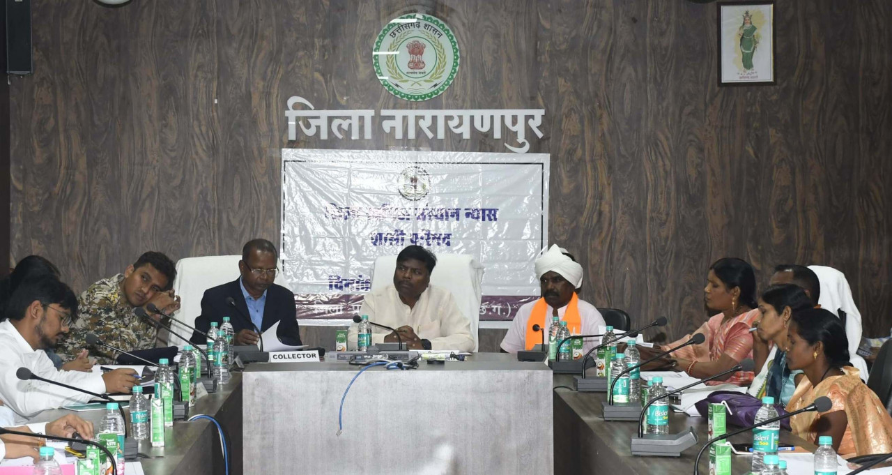 मंत्री केदार कश्यप ने की जिला खनिज संस्थान न्यास निधि से स्वीकृत कार्यों की समीक्षा