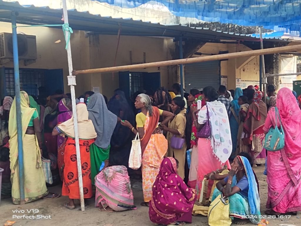 महतारी वंदन योजना का लाभ लेने के लिए हजारों महिलाएँ बैंक के बाहर लाईन में खड़े होने को मजबूर !