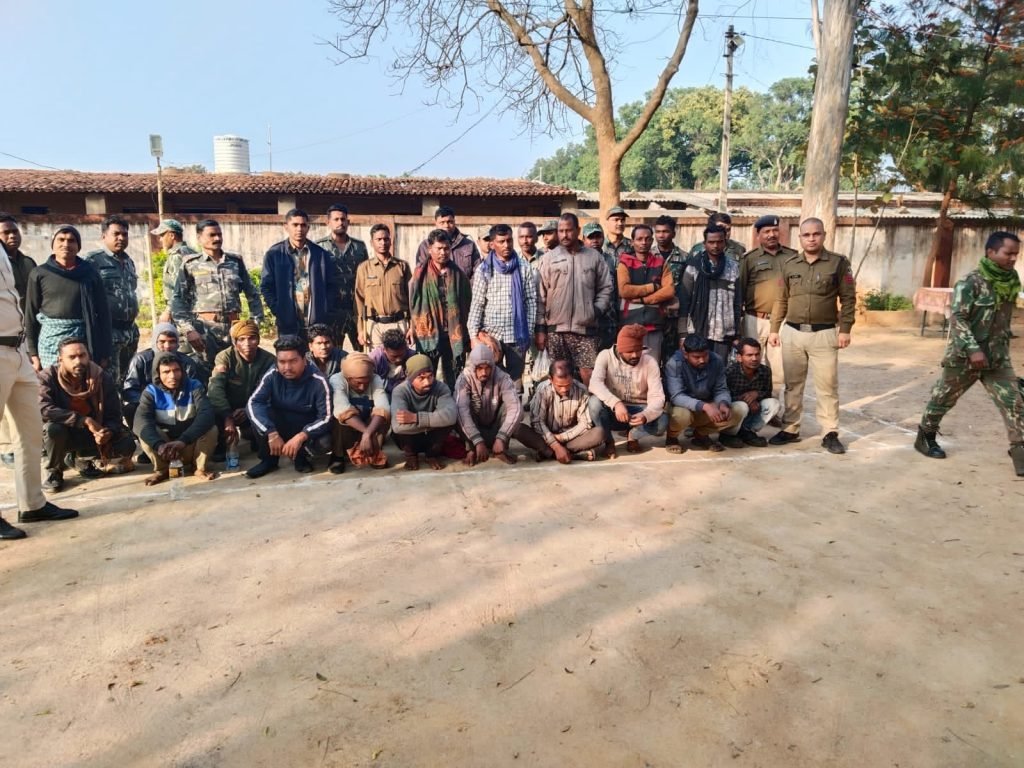 कोयला खदान से ग्रामीणों द्वारा कोयला चोरी किये जाने की शिकायतों पर सरगुजा पुलिस द्वारा की गई कार्यवाही, 20 व्यक्तियों के विरुद्ध की गई प्रतिबंधात्मक कार्यवाही।