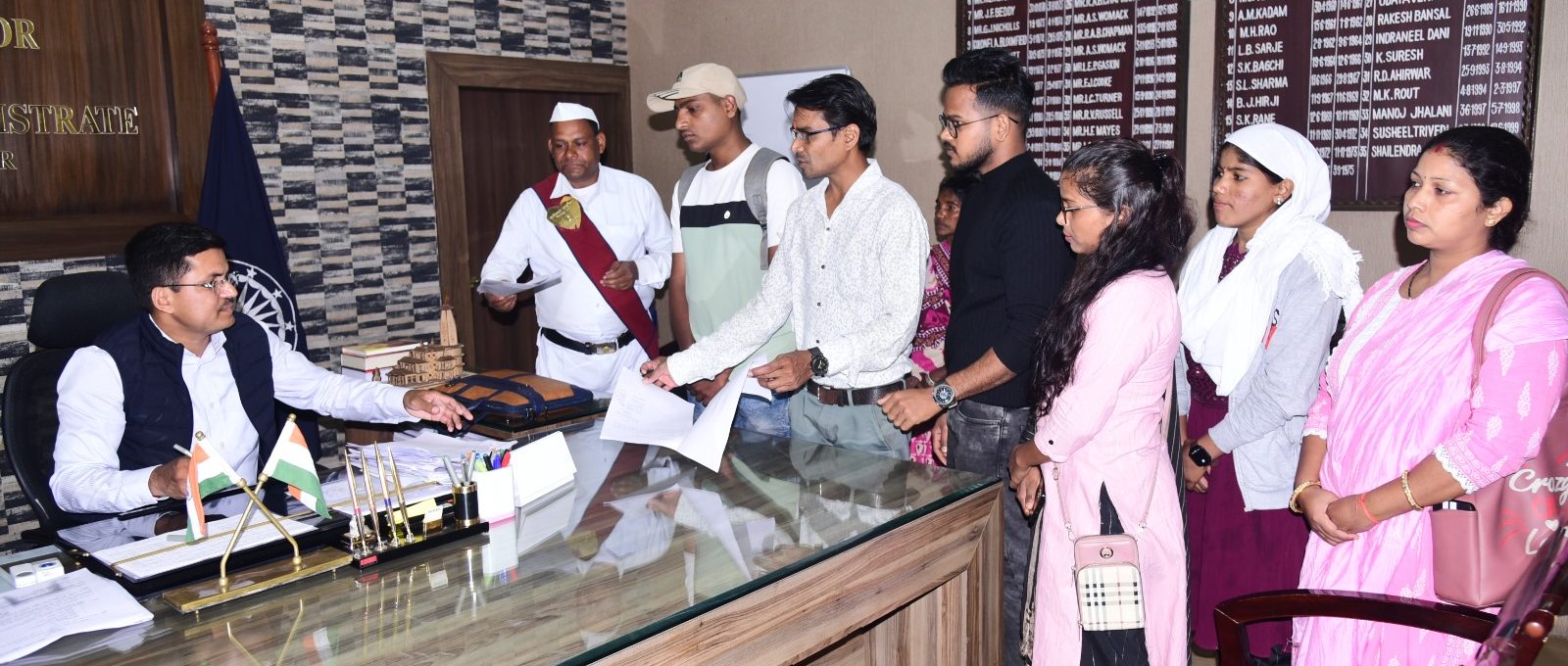 कलेक्टर ने जनदर्शन में सुनी आम जनता की समस्याएं