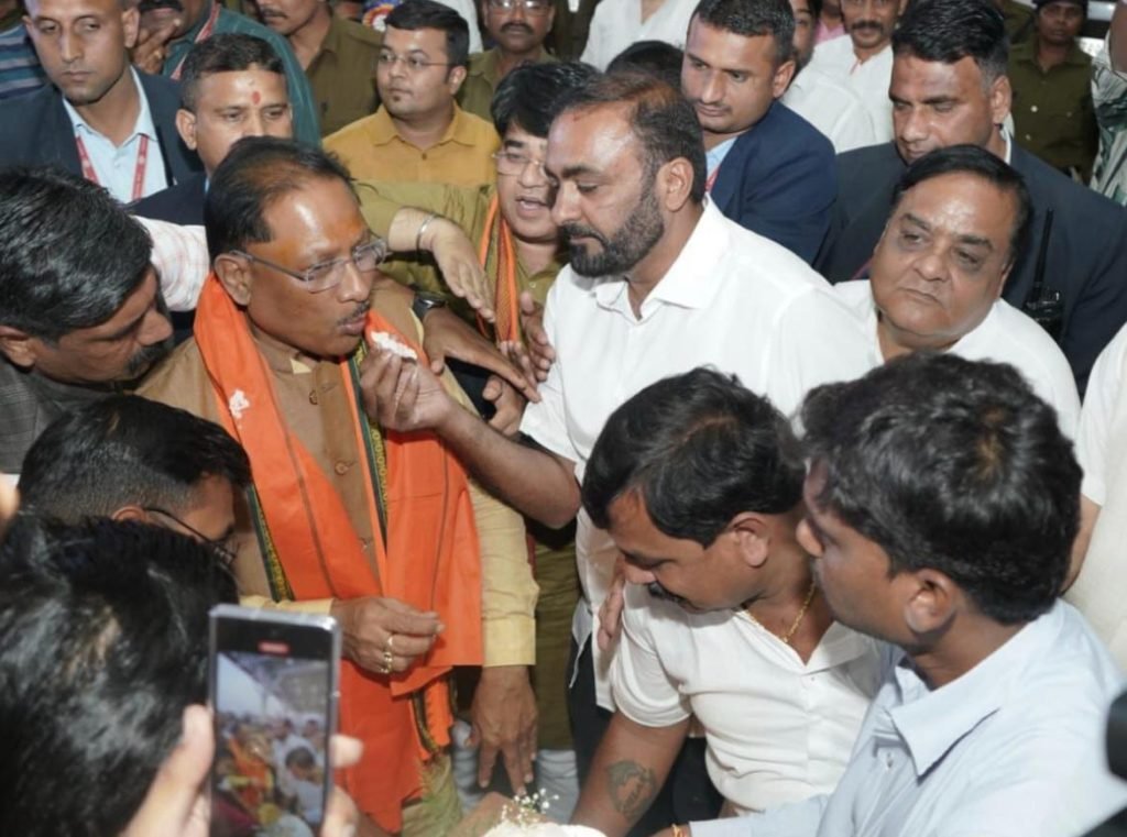 मुख्यमंत्री साय के जन्मदिन में कार्यकर्ताओं में दिखा उत्साह, नगर पालिका अध्यक्ष गफ्फू मेमन ने एयरपोर्ट में केक कटवाकर दी बधाई