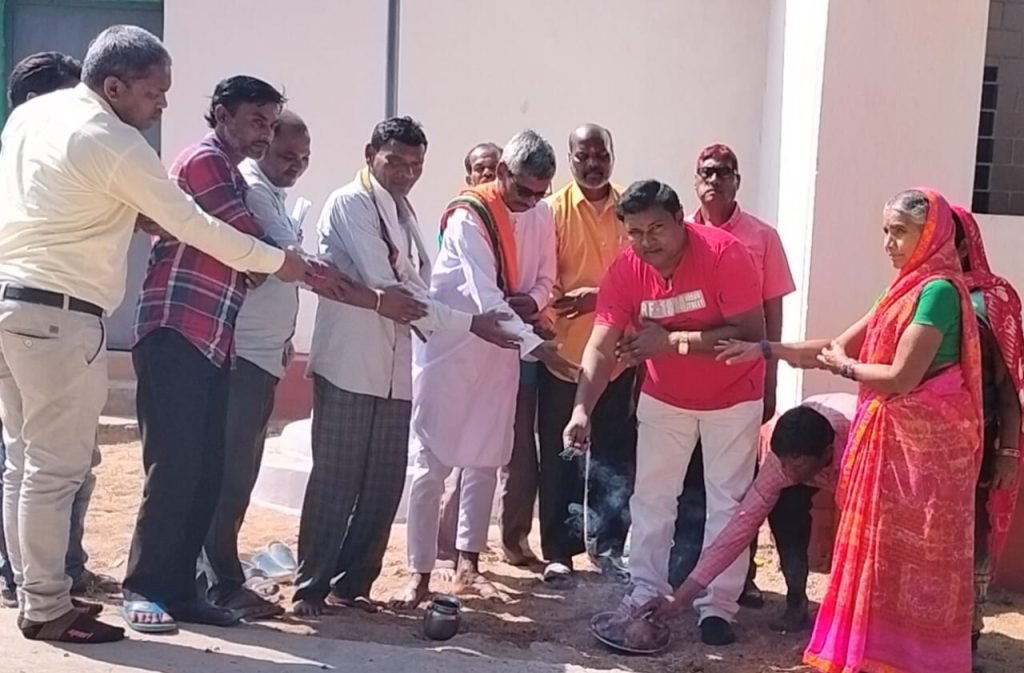 छुरा एवं अमाझर वन उपज समिति भवन की आहता निर्माण एवं कांकरीटीकरण का भूमिपूजन
