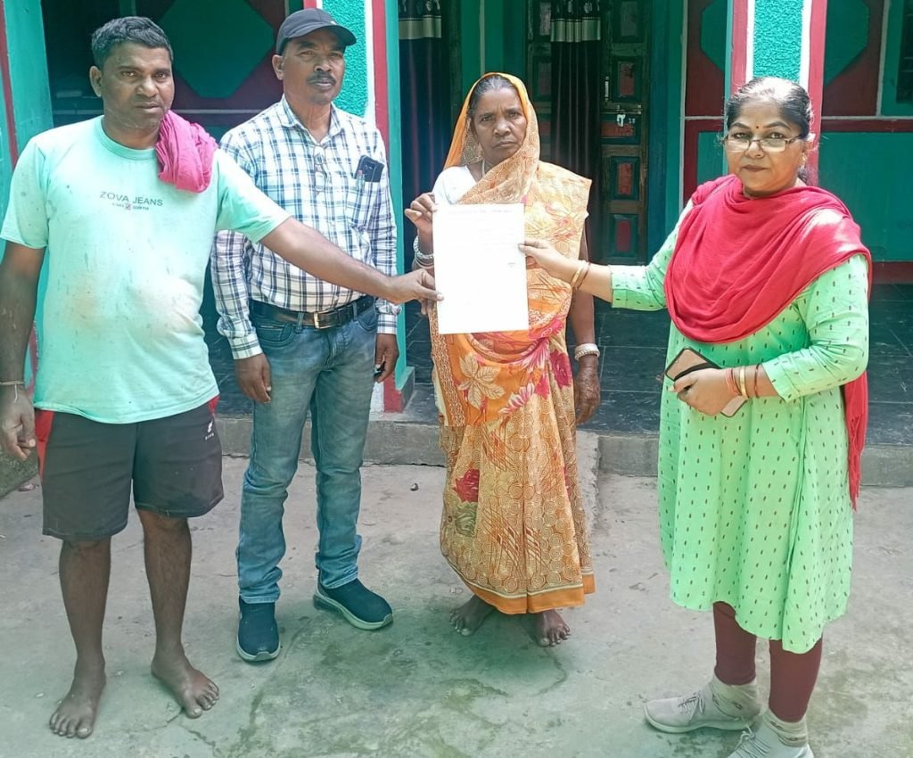 कलेक्टर के निर्देश पर प्राकृतिक आपदा से पीड़िता से घर पहुंची छुरा तहसीलदार