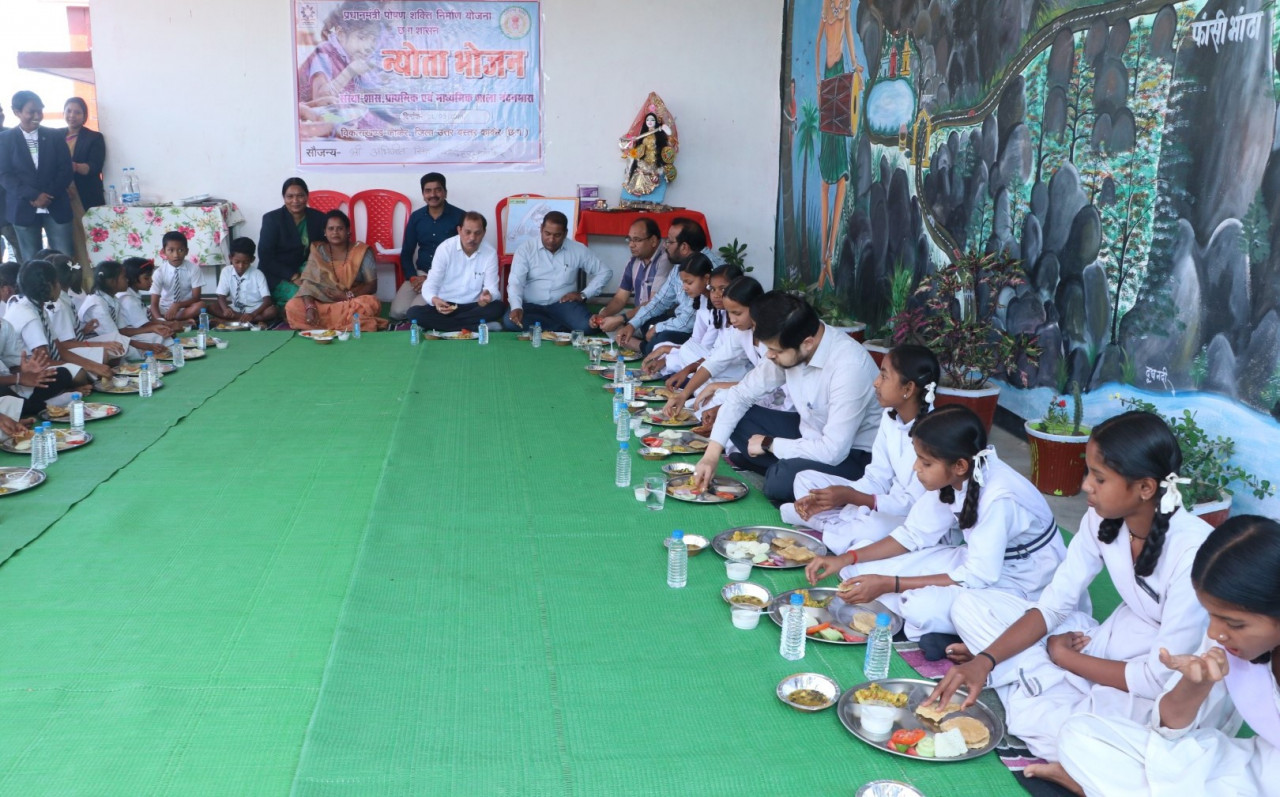 कलेक्टर ने नंदनमारा स्कूल के विद्यार्थियों के साथ किया ’न्योता भोज’
