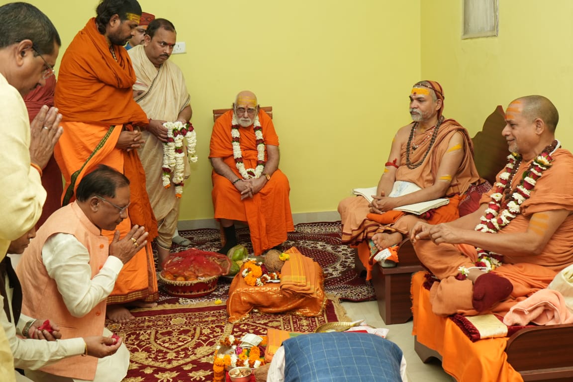 मुख्यमंत्री विष्णु देव साय ने ज्योतिष पीठ के शंकराचार्य जगद्गुरु स्वामी अविमुक्तेश्वरानंद सरस्वती तथा शारदा पीठ के शंकराचार्य जगद्गुरु स्वामी सदानंद सरस्वती के किए दर्शन