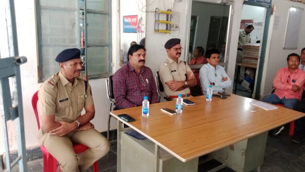 होली एवं रमजान पर्व को शांतिपूर्ण मनाने के लिए आज थाना परिसर पिथौरा में शांति समिति की बैठक संपन्न