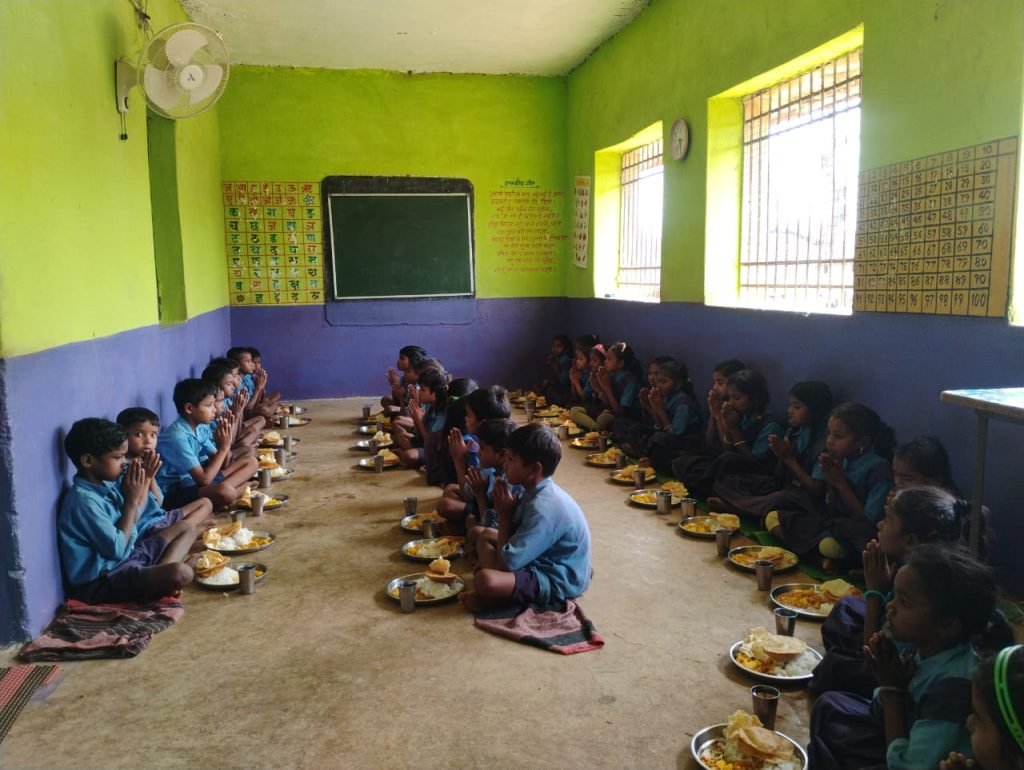 प्रा.शा.-कनफाड़-1 में न्योता भोजन का आयोजन किया गया