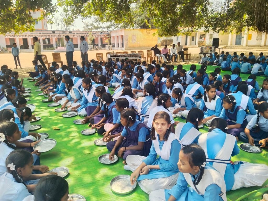 366 की दर्ज संख्या वाले आदर्श विद्यालय में दिया गया न्यौता भोजन