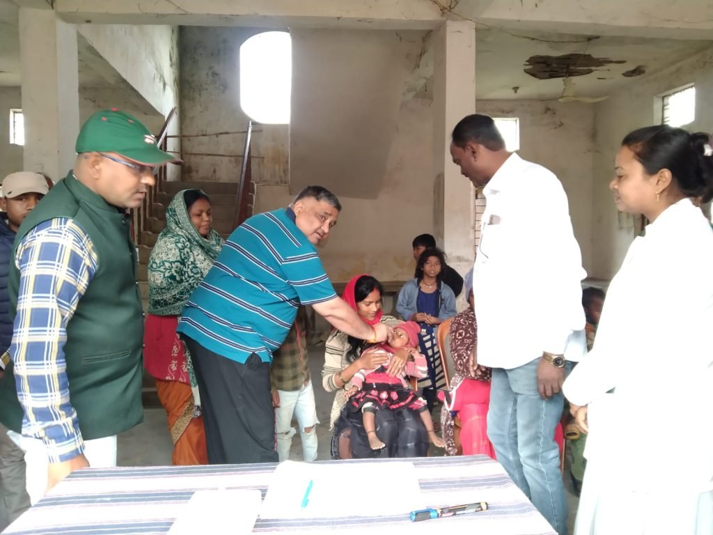 विधायक राजेश अग्रवाल के द्वारा पल्स पोलियो अभियान के तहत बच्चों को दो बूंद जिंदगी की पोलियो ड्रॉप पिलाया गया।