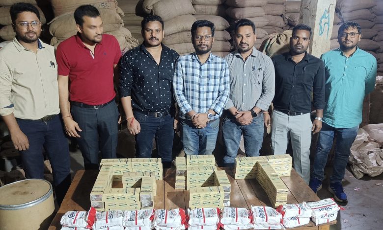 अवैध गुटखा फैक्ट्री में जीएसटी विभाग की दबिश,कच्चा सामान और मिक्सर मशीन बरामद