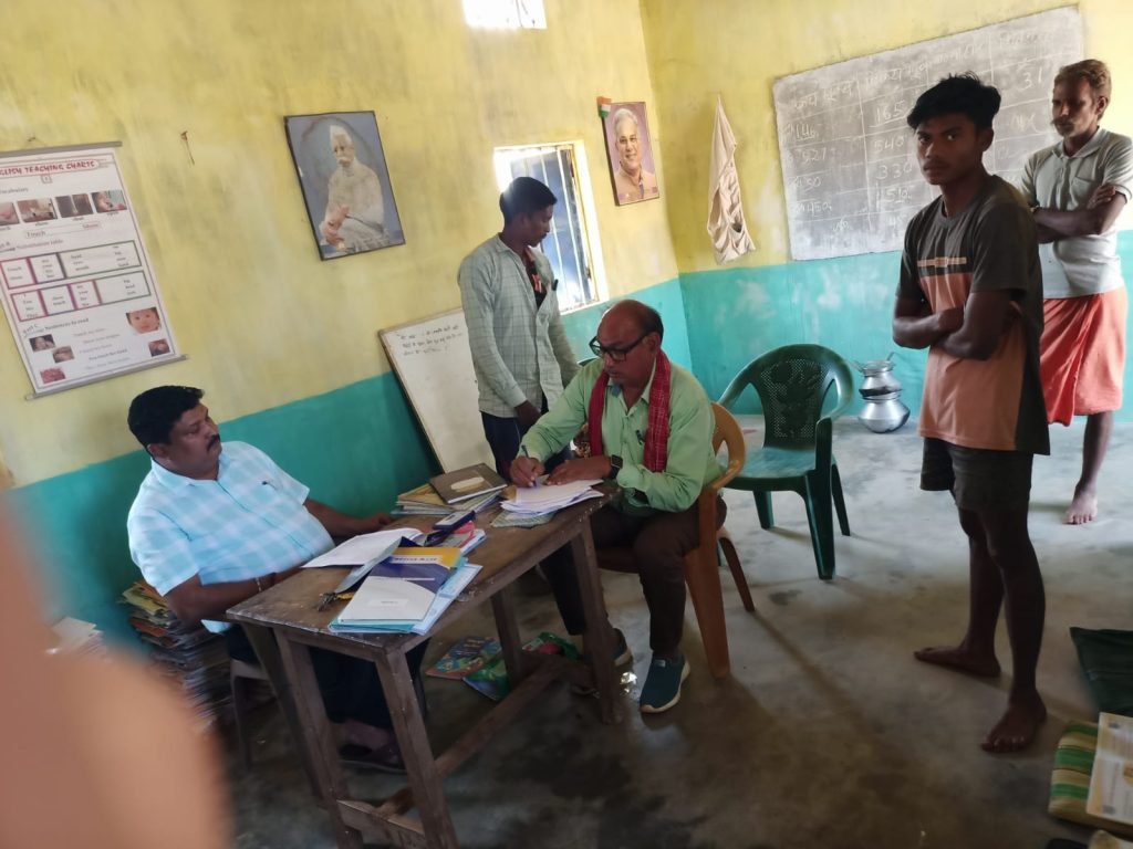 सहायक खंड शिक्षा अधिकारी चार किलोमीटर पहाड़ चढ़कर निरीक्षण करने पहुंचे स्कूल शिक्षक मिले नदारत नोटीस जारी।