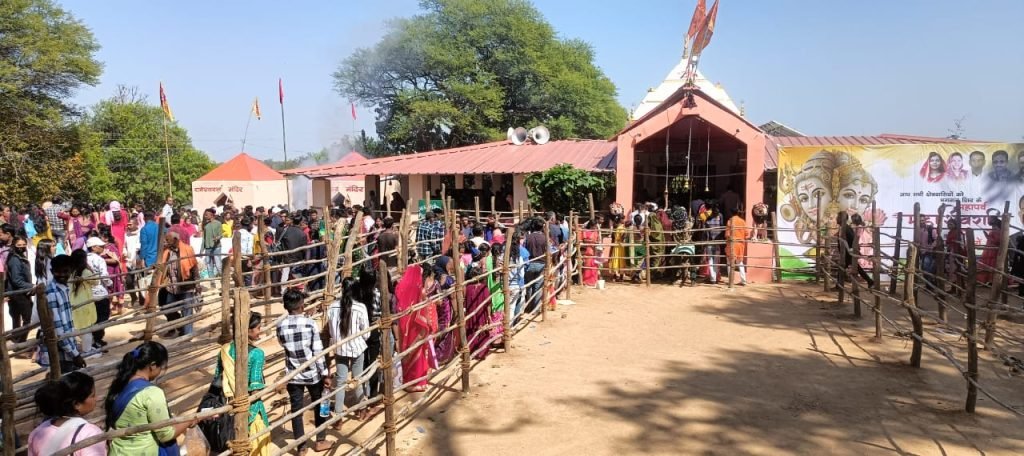 महाशिवरात्रि पर देवगढ़ और महेशपुर शिव मंदिर में जलाभिषेक करने श्रद्धालुओं का तांता