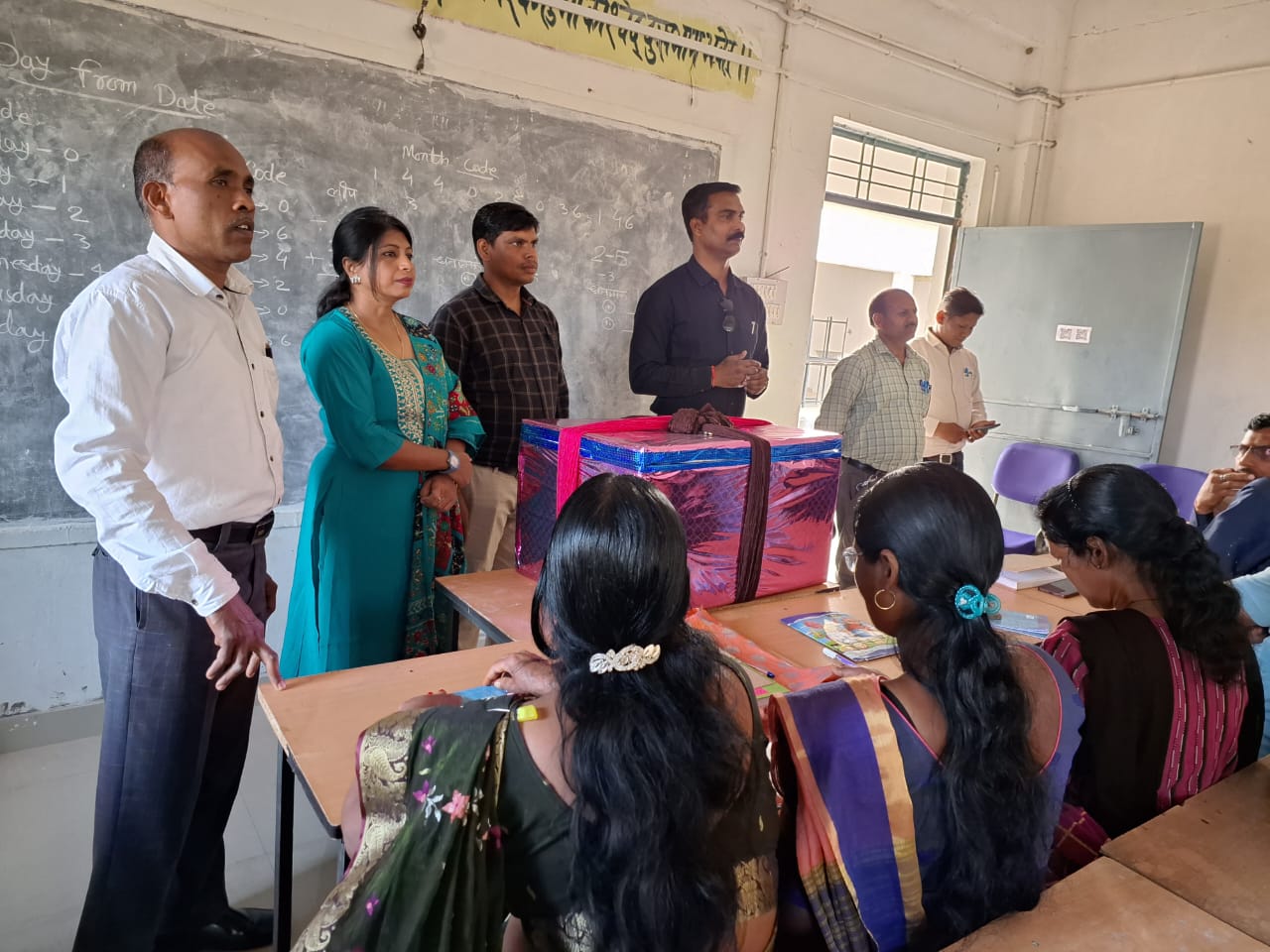 हाई स्कूल सोनतरई में दो दिवसीय खिलौना आधारित जादुई पिटारा व बच्चों के सर्वांगीण विकास के लिए प्रशिक्षण सह कार्यशाला का हुआ आयोजन।